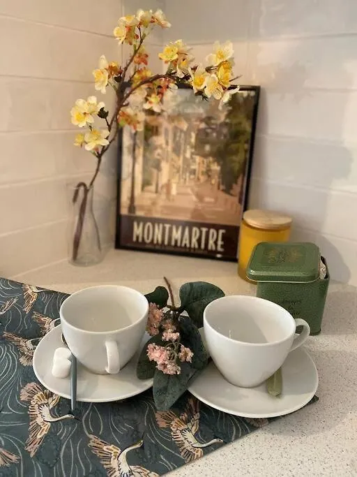 Charming Flat In Montmartre - Imhost * Párizs